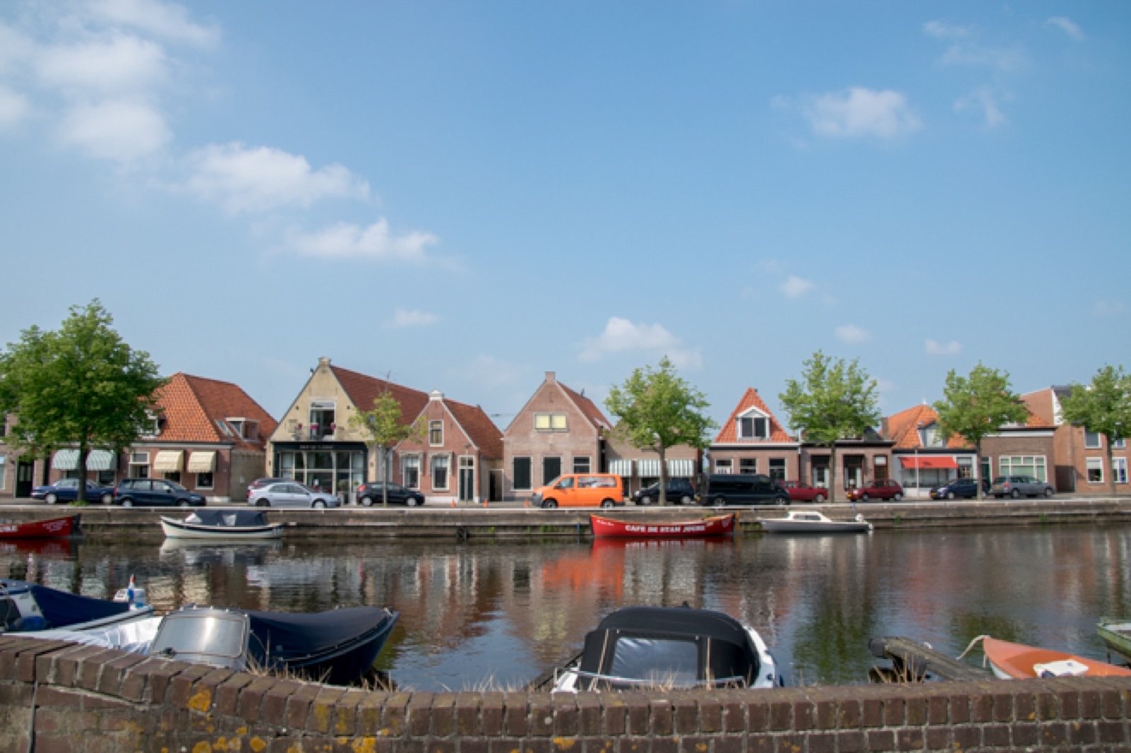 De Kolk — de historische haven van Joure met traditionele Friese huizen en boten aan het water